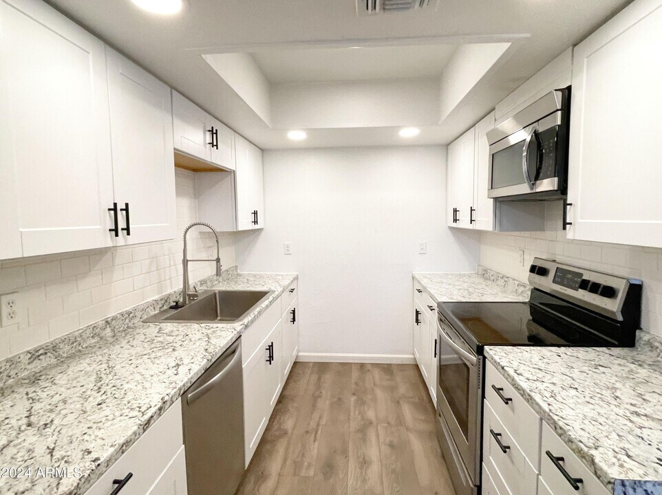 2061 S Apache Dr-Unit -4 in Apache Junction, AZ - Foto de edificio