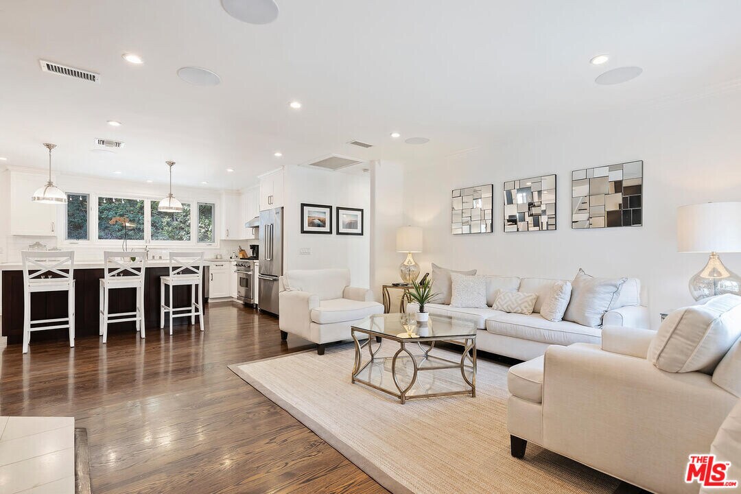 3955 Weslin Ave in Los Angeles, CA - Building Photo