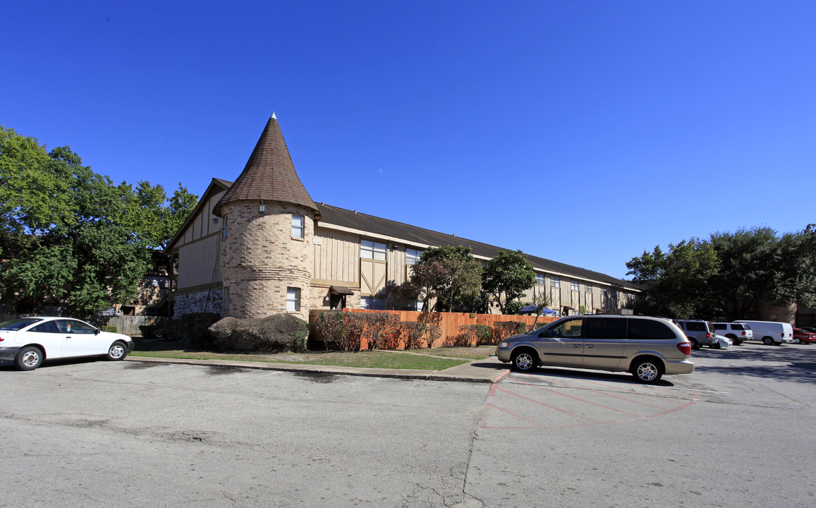 Sharpstown Garden in Houston, TX - Building Photo