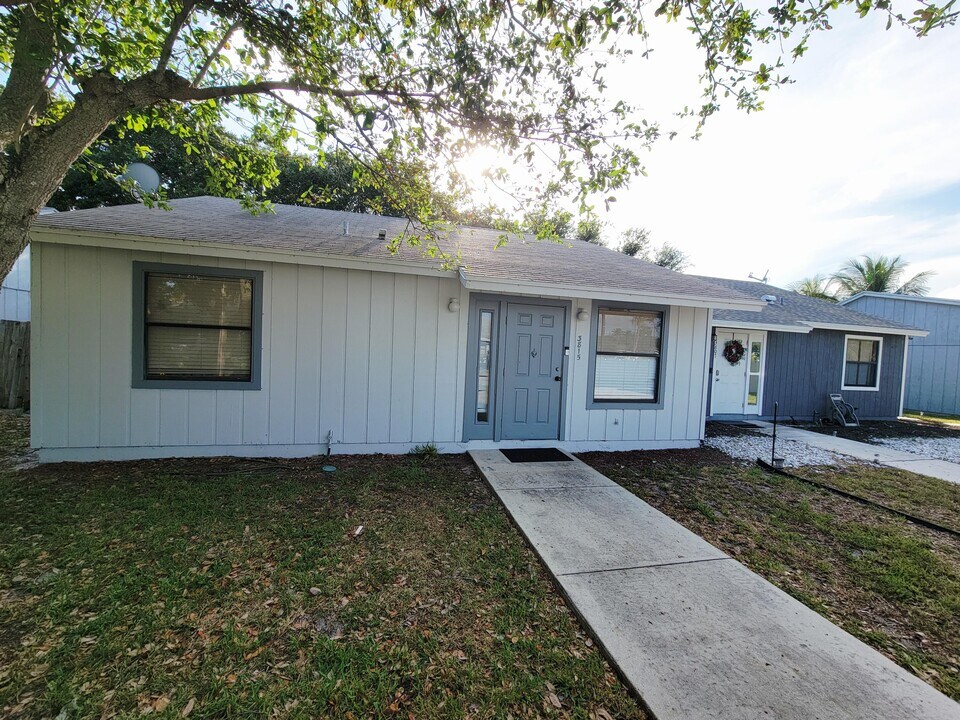 3815 Woodridge Terrace in Palm Springs, FL - Building Photo