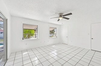 1550 Dorchester St in Port Charlotte, FL - Foto de edificio - Building Photo