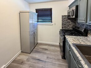 8 West Side Ave in Jersey City, NJ - Building Photo - Building Photo