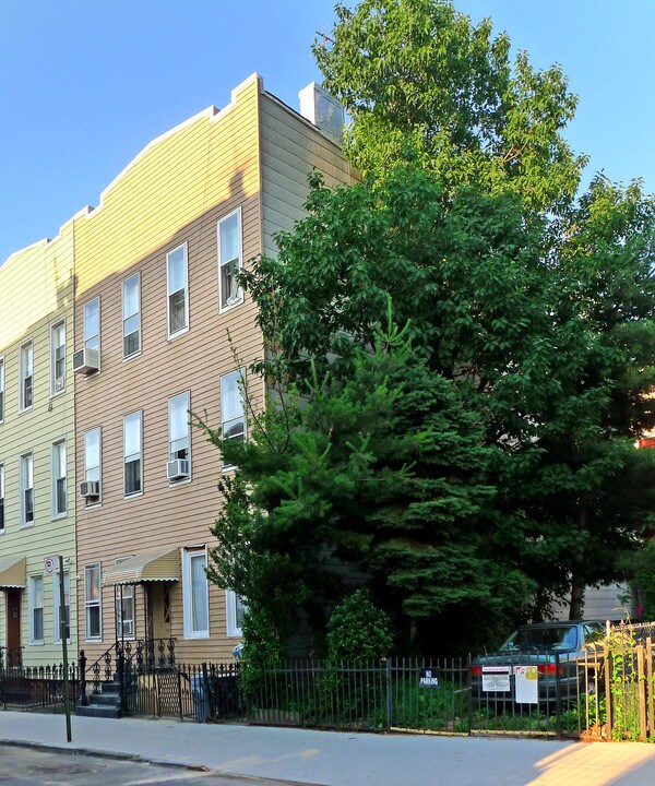 85 Newell St in Brooklyn, NY - Building Photo