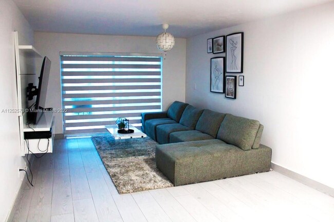 8005 Lake Dr in Doral, FL - Building Photo - Building Photo