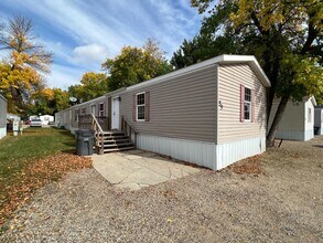 1015 27th St SE in Minot, ND - Building Photo - Building Photo