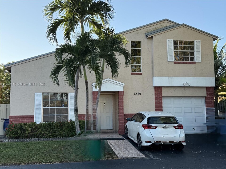 8580 NW 193rd Ln in Hialeah, FL - Building Photo