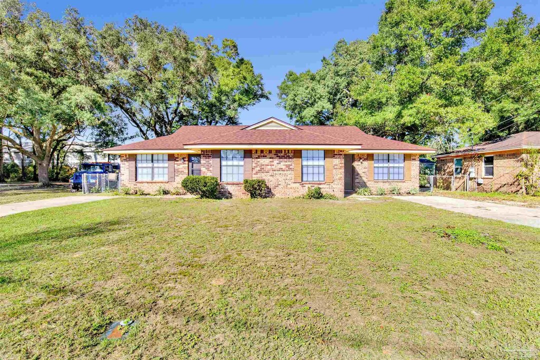 1382 Fairchild St in Pensacola, FL - Building Photo