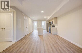 410 Northfield Dr W in Waterloo, ON - Building Photo - Building Photo