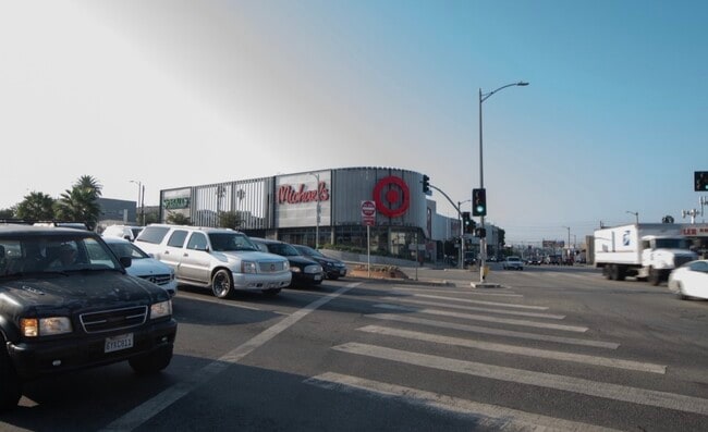 4915 San Vicente Blvd, Unit UPPER ONE BD DUPLEX, Unit UPPER ONE BD DUPLEX