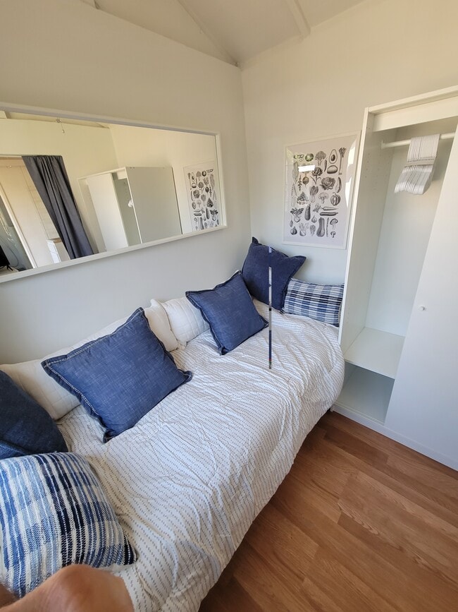 5725 Burnet Ave, Unit Studio Efficiency Guest House in Van Nuys, CA - Foto de edificio - Building Photo