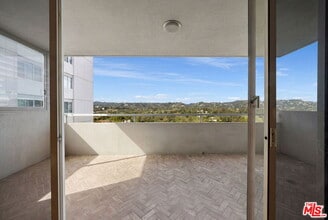 875 Comstock Ave in Los Angeles, CA - Building Photo - Building Photo