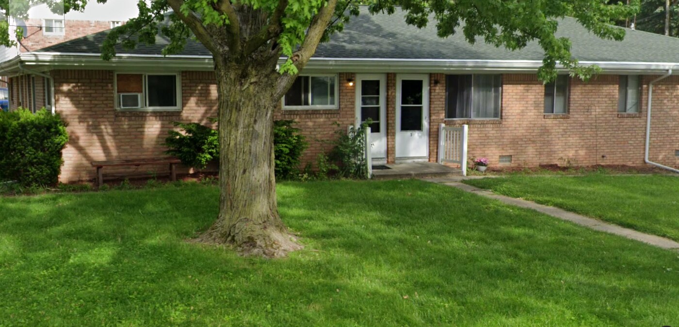 2255 W Alexis Rd in Toledo, OH - Building Photo