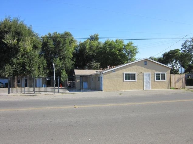 2404 N Cherokee Ln in Stockton, CA - Building Photo