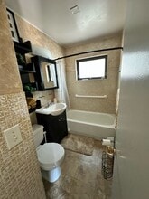 217 NW 39th St in Oakland Park, FL - Foto de edificio - Building Photo