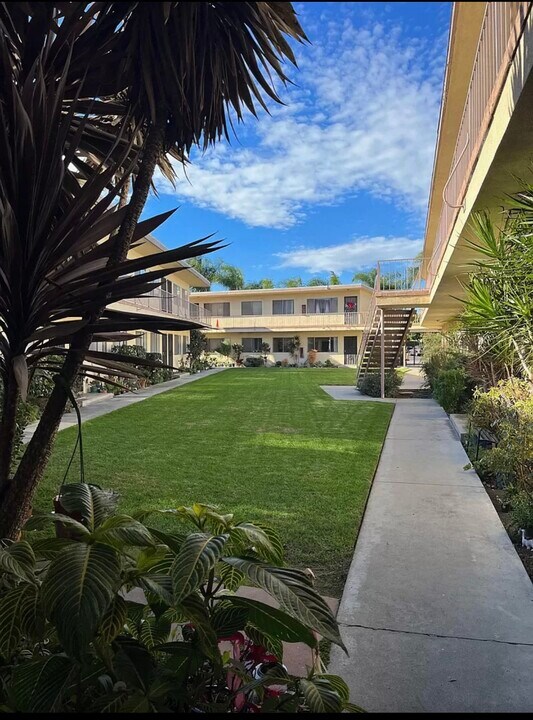 Machado Towers in Los Angeles, CA - Building Photo