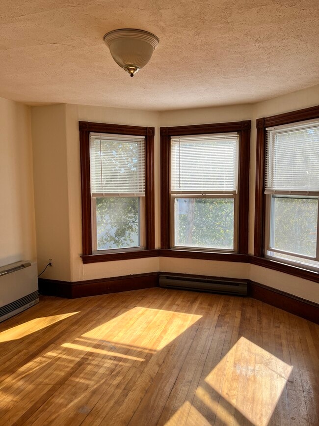94 Graham St, Unit 301 in Biddeford, ME - Building Photo - Building Photo