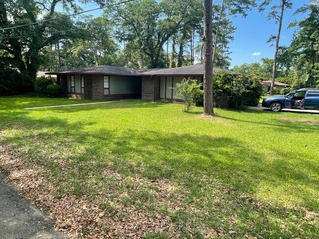250 S Villas Ct in Tallahassee, FL - Building Photo - Building Photo