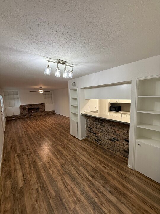 2121 Fountain View Dr in Houston, TX - Building Photo