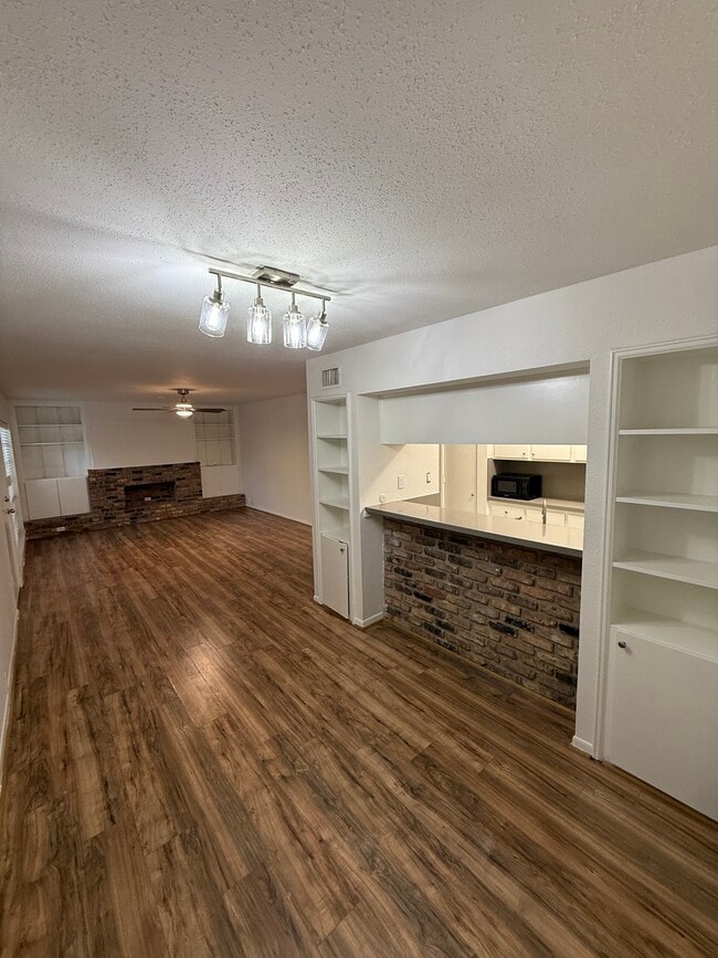 2121 Fountain View Dr