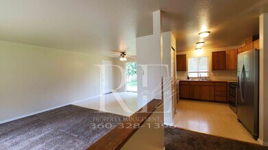 3930 NW Atlantis Ln in Bremerton, WA - Building Photo - Building Photo