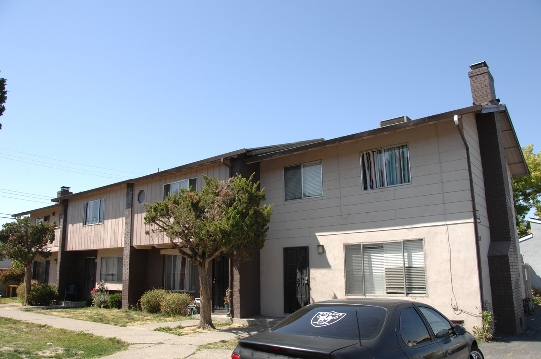 8627 Acapulco Way in Stockton, CA - Building Photo