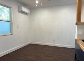 574 Bay Esplanade in Clearwater, FL - Building Photo