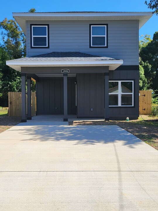 1806 N 7th Ave in Pensacola, FL - Foto de edificio