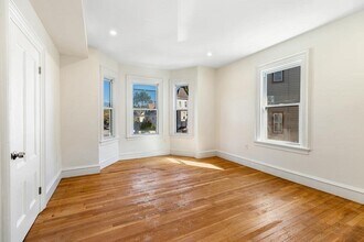 348 Centre St, Unit 3 in Boston, MA - Building Photo - Building Photo
