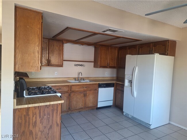 6653 W Tropicana Ave in Las Vegas, NV - Building Photo - Building Photo