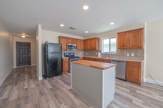 529 W Metcalfe St in Hutto, TX - Building Photo - Building Photo
