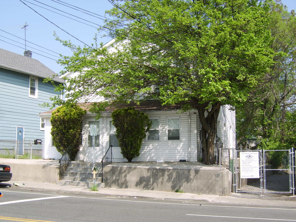 10 Elmont Rd in Elmont, NY - Building Photo