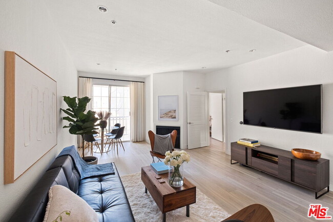 property at 585 N Rossmore Ave