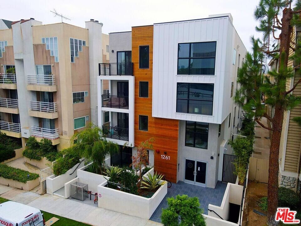 1261 Stoner Ave in Los Angeles, CA - Building Photo
