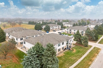 Rainbow East Luxury Apartments in Bloomington, IL - Building Photo - Building Photo