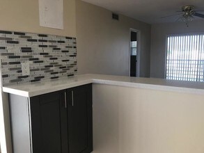 9851 Sandalfoot Blvd-Unit -217 in Boca Raton, FL - Foto de edificio - Building Photo