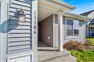 13104 W 2nd Ave in Airway Heights, WA - Building Photo - Building Photo