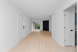 1920 Hunting Lake Ct, Unit 202 in St. Louis, MO - Building Photo - Building Photo