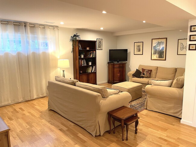 6422 Douglas St in West Vancouver, BC - Building Photo - Building Photo