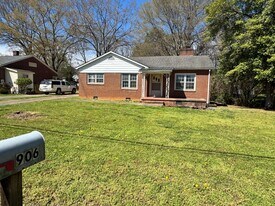 906 Mark Dr in Shelby, NC - Building Photo