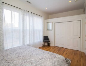 2 Harvard Sq, Unit 2 in Brookline, MA - Building Photo - Building Photo