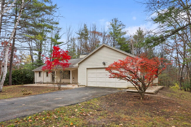 34 Galway Ct in Lenox, MA - Building Photo - Building Photo