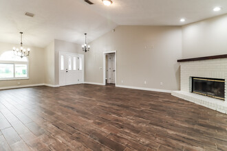 1406 Ventana Dr in Sun City Center, FL - Building Photo - Building Photo