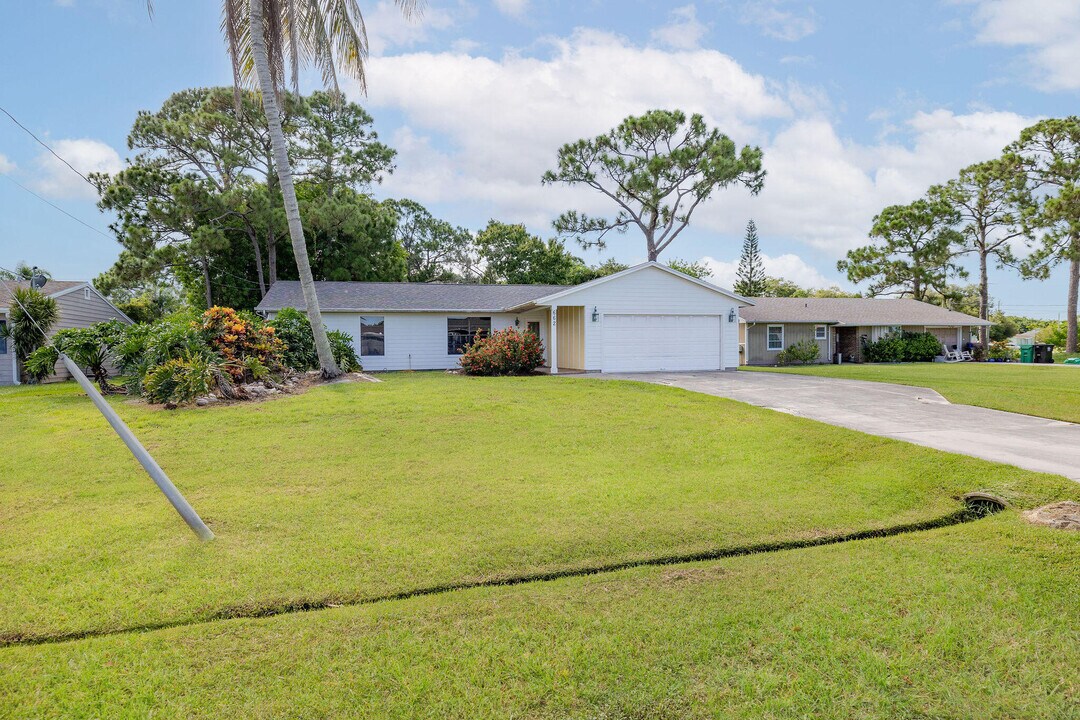 662 NW Cardinal Dr in Port St. Lucie, FL - Foto de edificio