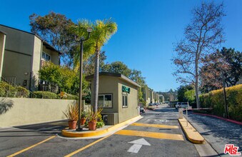 4810 Hollow Corner Rd in Culver City, CA - Building Photo - Building Photo