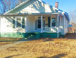 142 Windsor Ave in Colonial Heights, VA - Building Photo