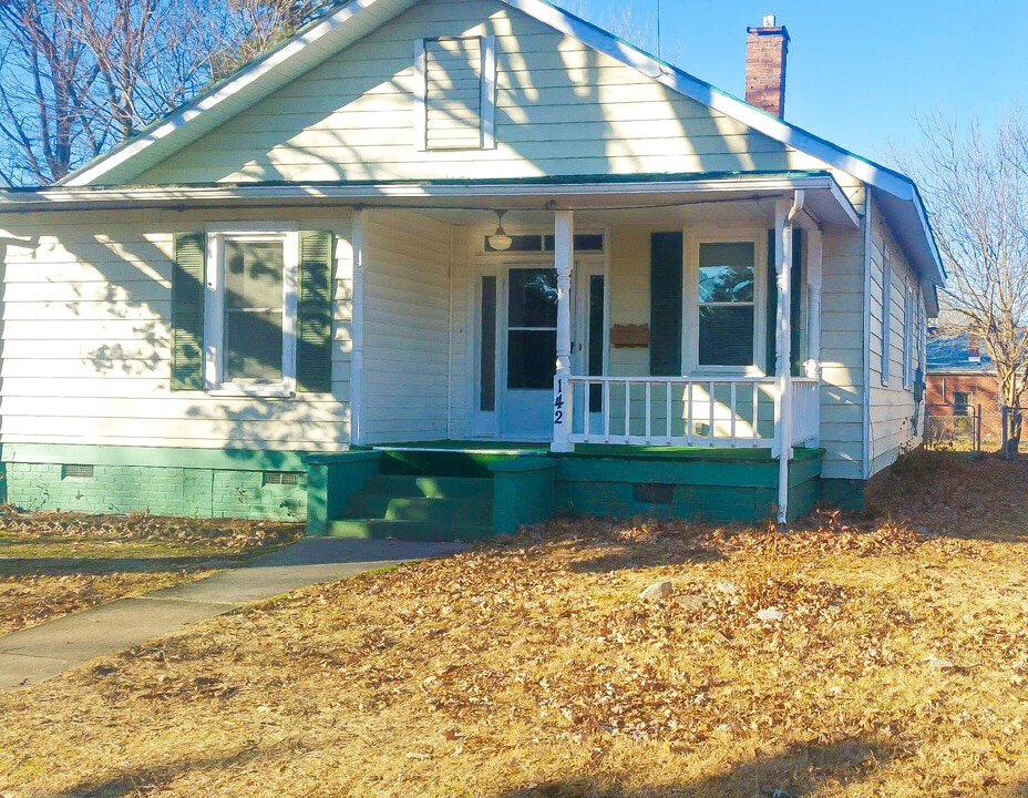 142 Windsor Ave in Colonial Heights, VA - Building Photo