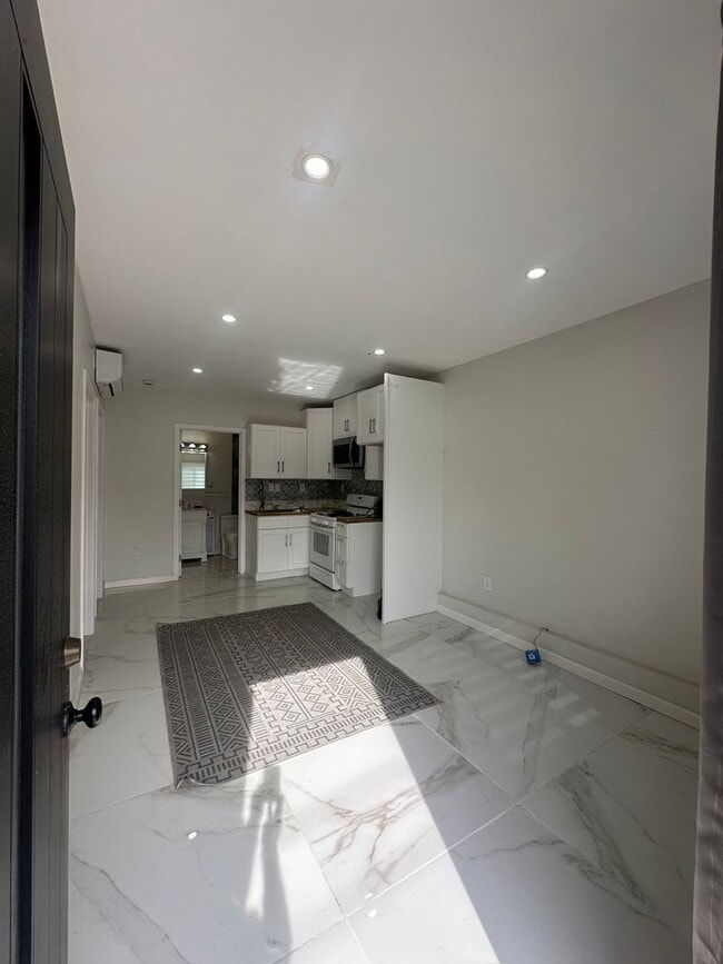 1427 E 76th St in Los Angeles, CA - Building Photo - Building Photo