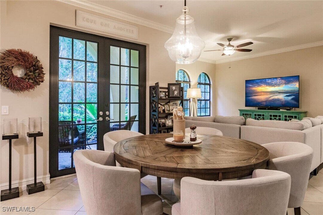 9153 Chula Vista St in Naples, FL - Foto de edificio