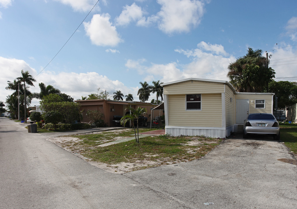 Lakeside Of The Palm Beaches in West Palm Beach, FL - Building Photo