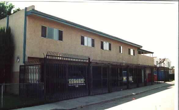 11201 State St in Lynwood, CA - Building Photo